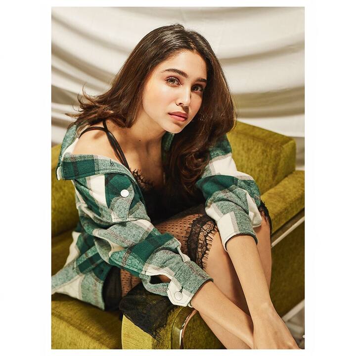 शरवरी वाघ - बंटी और बबली 2 इन दिनों खूब चर्चाओं में है. इस फिल्म में रानी मुखर्जी, सैफ अली खान के साथ शरवरी वाघ भी नज़र आने वाली हैं और ये उनकी पहली बॉलीवुड फिल्म होगी. पहला पार्ट काफी हिट रहा था और इसके सीक्वल से भी यही उम्मीद लगाई जा रही है. (Source - Instagram)