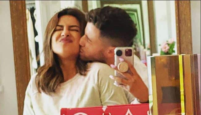 इन तीन घरों के अलावा प्रियंका ने गोवा में एक बेहद शानदार हॉलिडे होम है जो कि 2013 में खरीदा था. प्रियंका शादी से पहले निक के इस हॉलिडे होम में वेकेशन मनाने भी गई हुईं थीं. 