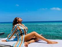 Bipasha Basu मालदीव में साइकिल चलाती हुई आईं नज़र, Karan Singh Grover ने बनाई Video