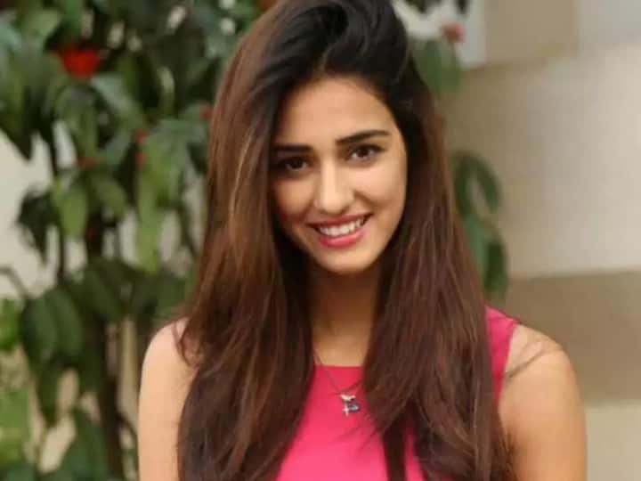 दिशा पाटनी : बॉलीवुड एक्ट्रेस दिशा पाटनी ने साउथ की फिल्म लोफर से अपने एक्टिंग करियर की शुरुआत की थी. यह फिल्म सन 2015 में रिलीज हुई थी.