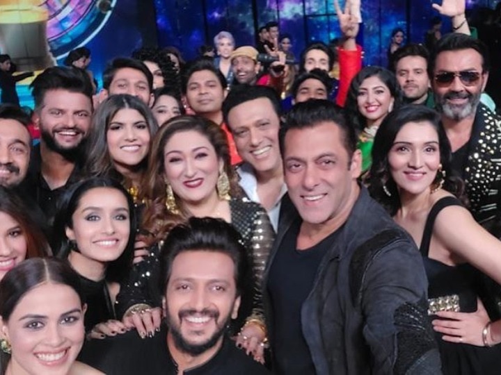 Salman Khan mega selfie with 15 stars goes viral over social media includes riteish genelia to shraddha kapoor Trending: सलमान खान ने 15 कलाकारों के साथ ली एक 'मेगा सेल्फी', सितारों को देख बोले दबंग खान- चल सेल्फी लेले रे