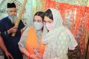 बता दें कि सारा और अमृता हर धर्म को मानती हैं और अक्सर ही धार्मिक स्थलो पर माथा टेकने जाती रहती हैं.