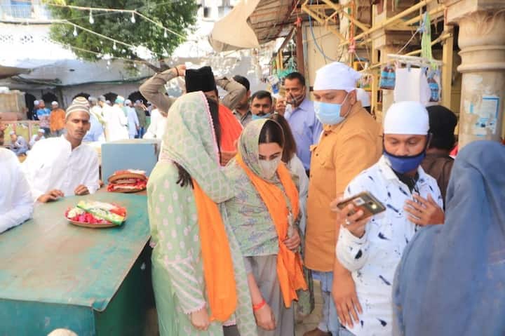 तस्वीरों में आप देख सकते हैं कि इस दौरान सारा भीड़ में पल पल अपनी मां का ख्याल रखती दिखाई दे रही थीं.