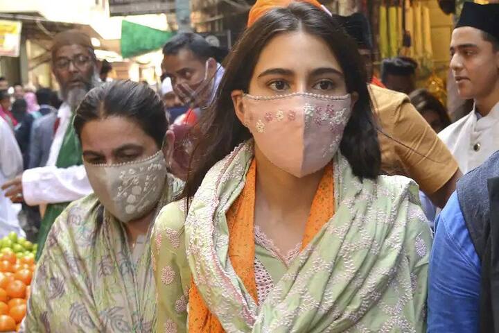सोशल मीडिया पर फैंस को इस दौरान सारा अली खान का लुक काफी पसंद आ रहा है और तस्वीर फैंस खूब शेयर कर रहे हैं.