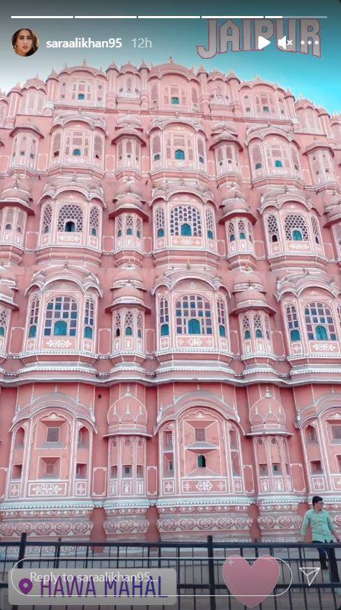 सारा ने जयपुर स्थित हवा महल भी विजिट किया. 