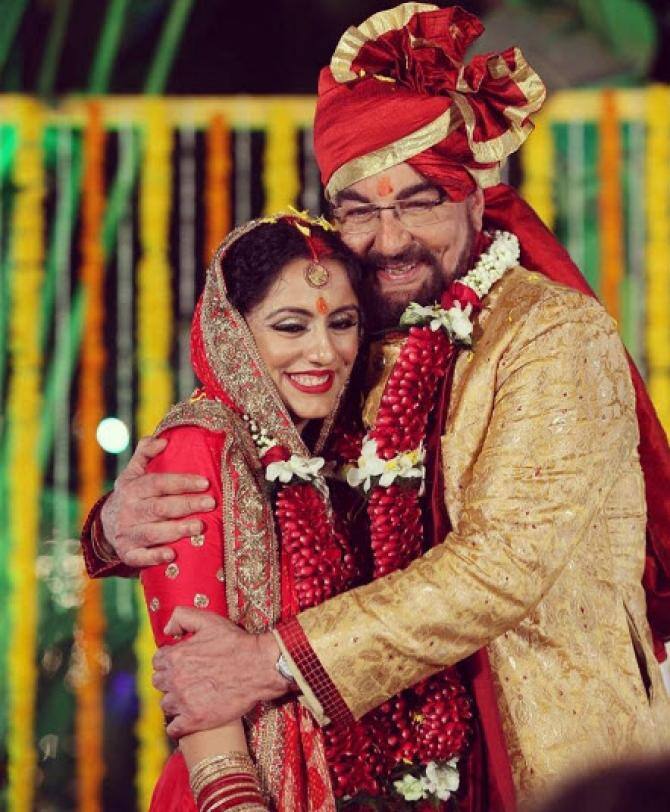 कबीर बेदी: कबीर बेदी ने 70 साल की उम्र में साल 2016 में अपने से 30 साल छोटी प्रवीन दोसांझ से शादी की थी. ये कबीर की तीसरी और प्रवीन की पहली शादी थी. प्रवीन कबीर के बेटी पूजा से भी उम्र में 5 साल छोटी हैं.