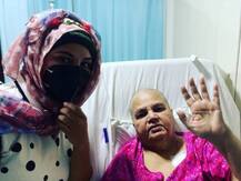 कैंसर का इलाज करा रही मां की हालत देख इमोशनल हुई Rakhi sawant, बोली- उन्हें सजना-संवरना बहुत पसंद था