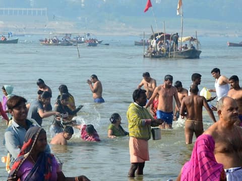 प्रयागराज में आस्था और श्रद्धा के साथ मनाया जा रहा है माघी पूर्णिमा का पर्व, उमड़ी श्रद्धालुओं की भीड़ प्रयागराज में आस्था और श्रद्धा के साथ मनाया जा रहा है माघी पूर्णिमा का पर्व, उमड़ी श्रद्धालुओं की भीड़