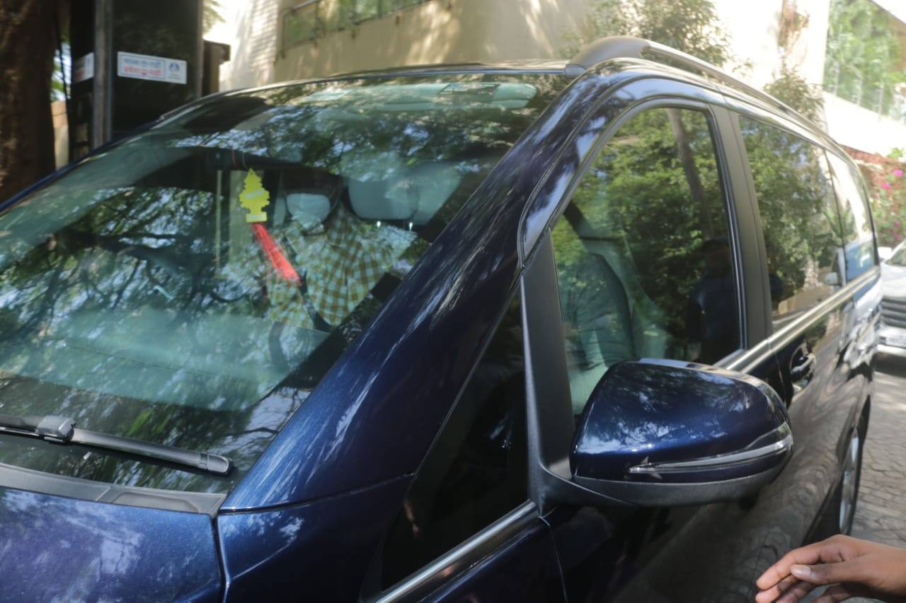 मुंबई कमिश्नर ऑफिस पहुंचे ऋतिक रोशन, फर्जी ईमेल मामले में कंगना रनौत के खिलाफ दर्ज करवाएंगे बयान