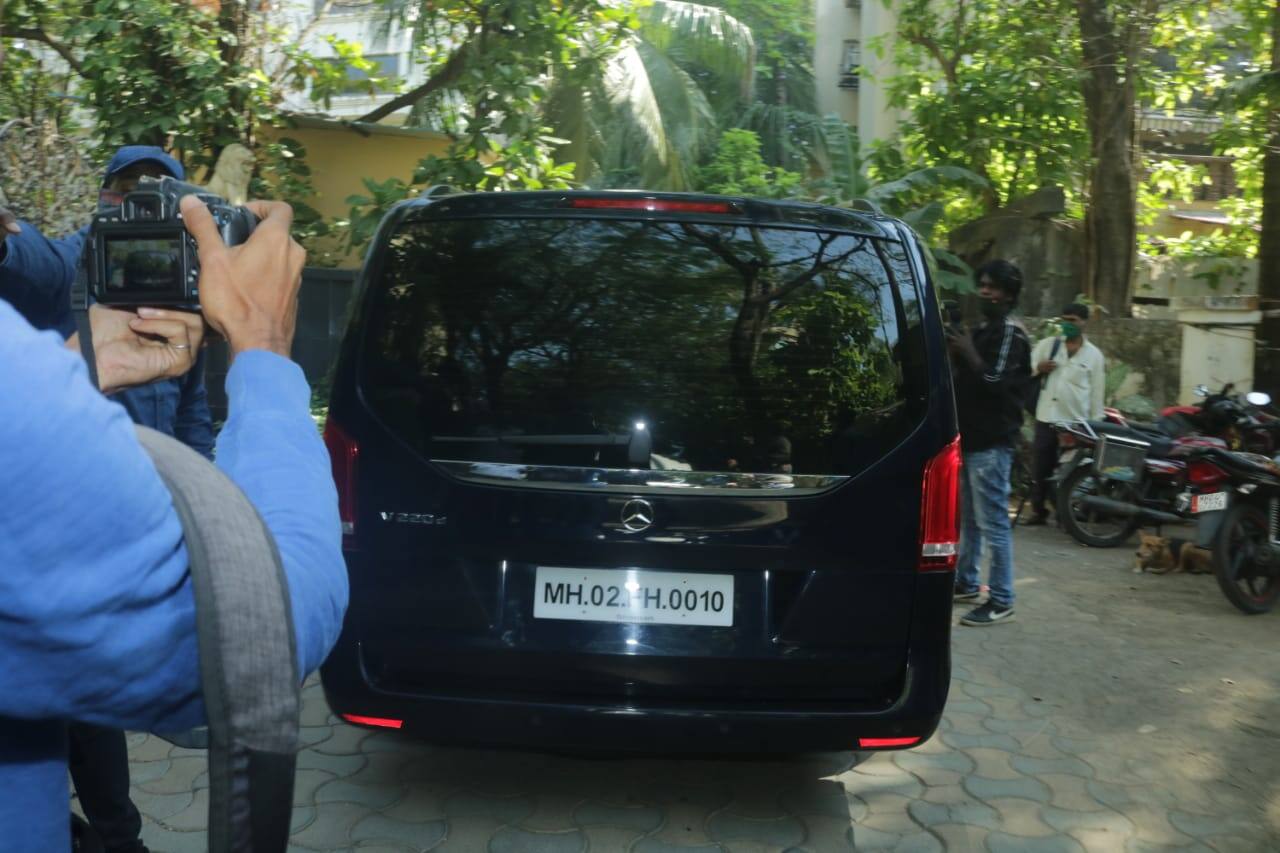 मुंबई कमिश्नर ऑफिस पहुंचे ऋतिक रोशन, फर्जी ईमेल मामले में कंगना रनौत के खिलाफ दर्ज करवाएंगे बयान