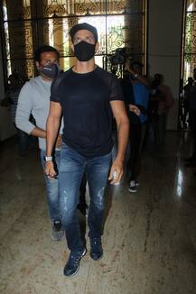 In Pics: फर्जी ईमेल मामले में कंगना रनौत के खिलाफ बयान दर्ज कराने कमिश्नर ऑफिस पहुंचे ऋतिक रोशन, तनाव में दिखे अभिनेता