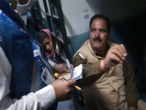बिना टिकट यात्रा कर रहे पुलिस कर्मियों की 'गुंडागर्दी' का वीडियो वायरल, पढ़ें पूरा मामला बिना टिकट यात्रा कर रहे पुलिस कर्मियों की 'गुंडागर्दी' का वीडियो वायरल, पढ़ें पूरा मामला