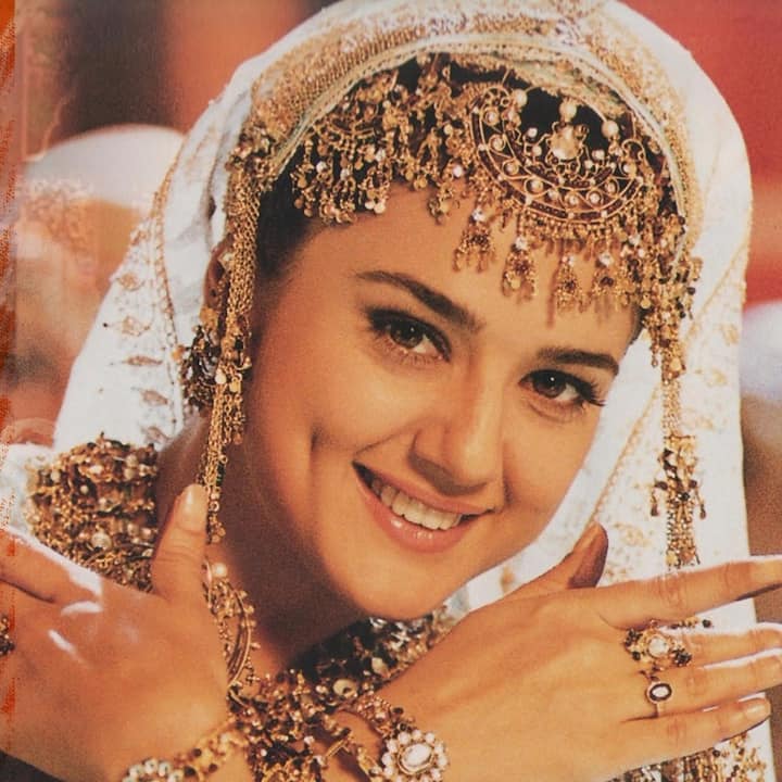 बुम्ब्रो: फिल्म मिशन कश्मीर में प्रीति जिंटा पर फिल्माया गया ये गाना कश्मीरी फोक गाने से प्रेरित है जो शादियों में मेहंदी के दौरान अक्सर गाया जाता है.