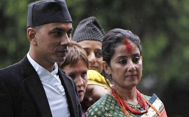 मनीषा कोइराला: मनीषा ने 2010 में नेपाली बिजनेसमैन सम्राट दहल से शादी की थी जो कि दो साल भी नहीं टिक पाई और इनका तलाक हो गया. मनीषा ने तलाक के बाद दोबारा घर नहीं बसाया और वह अपने करियर पर फोकस करके खुश हैं.