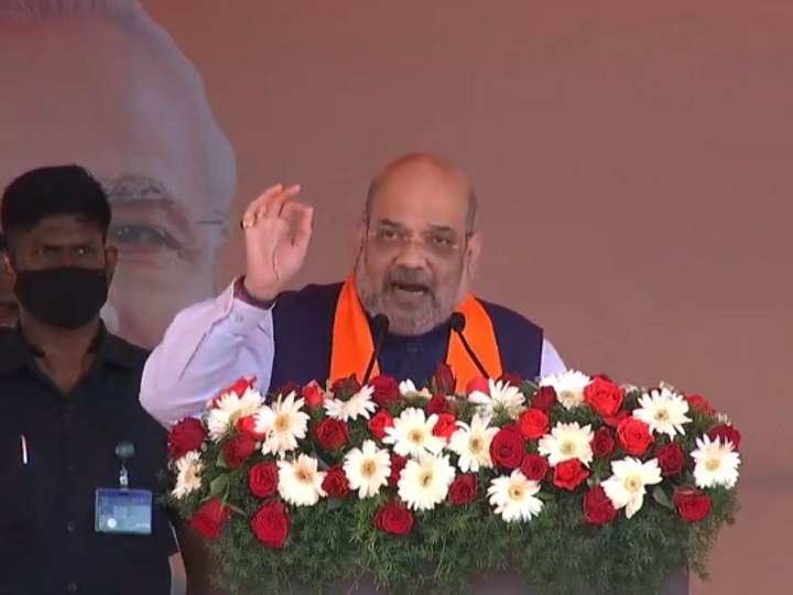 Union Home Minister Amit Shah addressed Jhargram rally virtually after getting a technical flaw in the helicopter ANN केंद्रीय गृह मंत्री अमित शाह के हेलिकॉप्टर में आई तकनीकी ख़ामी, वर्चुअली संबोधित की झारग्राम रैली