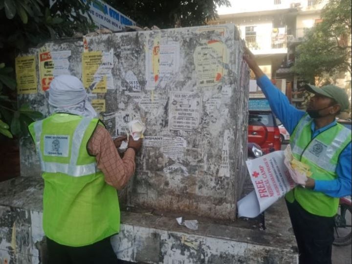 SDMC starts cleanliness drive in all four zones of south delhi, removes 2000 posters and banners from public places ANN SDMC ने दक्षिणी दिल्ली में चलाया स्वच्छता व पोस्टर हटाओ अभियान, सार्वजनिक स्थानों से हटाए गए 2000 पोस्टर व बैनर