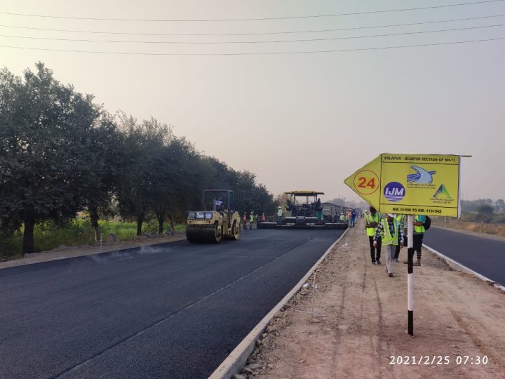 National Highway Authority of India (NHAI) completes a single lane of 25.54km between Vijaypur-Solapur (NH 52) in a record time of 18 hours, gadkari says will get into lica book of records NHAI ने सिर्फ18 घंटे में तैयार की 25.54 किलोमीटर लंबी सड़क, गड़करी बोले लिम्का बुक ऑफ रिकॉर्ड्स में होगा दर्ज