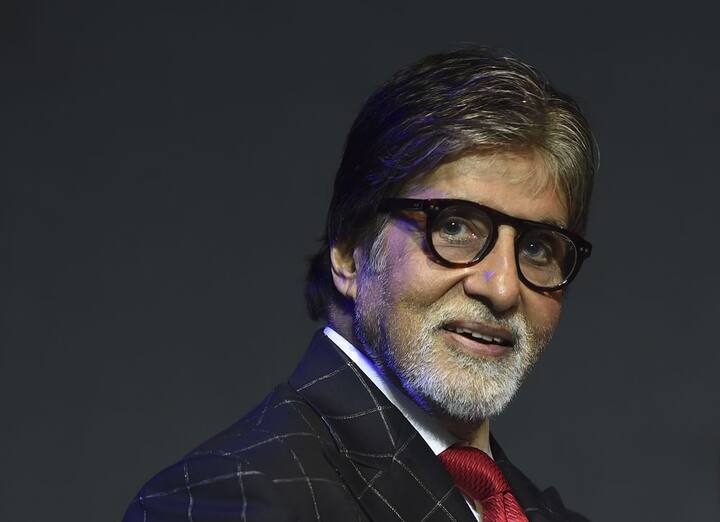 बॉलीवुड के महानायक का नाम भी इस लिस्ट में शामिल है. अमिताभ बच्चन को शूटिंग के दौरान लगी चोट के चलते 2 अगस्त 1982 को मुंबई के ब्रीच कैंडी अस्पताल में भर्ती करवाया गया था. वहां डॉक्टर्स को उनकी जान बचाने के लिए आनन-फानन में सर्जरी करनी पड़ी.जिसके बाद वो कई दिनों तक अस्पताल में भर्ती रहे. अब हाल ही में एक बार फिर अमिताभ ने सोशल मीडिया पर उनकी सर्जरी होने का संकेत दिया है.जिसके बाद फैन्स उनके जल्दी ठीक होने की दुआएं मांगनी भी शुरू कर दी है.