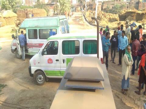 बिहार: प्रसाद खाने से बीमार हुए सैकड़ों लोग, मेडिकल टीम गांव पहुंचकर कर रही इलाज