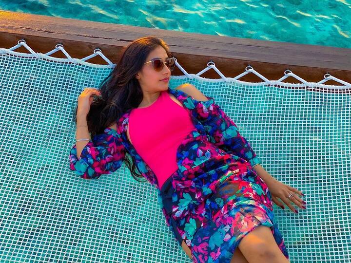 बीते दिनों युजवेंद्र अपने क्रिकेट मैच में बिज़ी थे तो वहीं धनश्री भी अपनी डांस एकेडमी में बिज़ी हो गई थीं लेकिन जैसे ही दोनों को समय मिला तो दोनों पहुंच गए दुनिया की सबसे खूबसूरत जगहों में से एक मालदीव में. (Photo Credit - instagram)