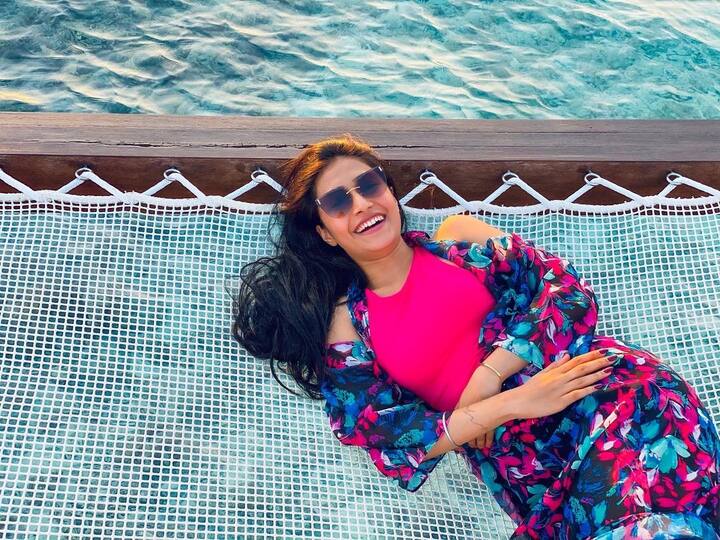 धनश्री ने भी लहरों के ठीक ऊपर रिलैक्स होते हुए अपनी तस्वीरें शेयर की हैं वो नेट पर लेटी हुईं नज़र आ रही हैं और काफी खुश भी हैं. (Photo Credit - instagram)