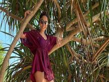 नुसरत भरूचा की लेटेस्ट तस्वीरों ने मचाया इंटरनेट पर हंगामा, बीच पर आराम फरमाती आई नजर