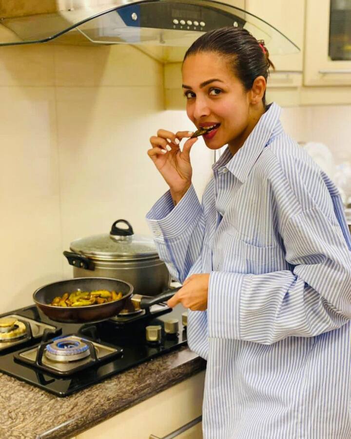 बॉलीवुड एक्ट्रेस मलाइका अरोड़ा (Malaika Arora) अपनी फिट बॉडी और योगा के लिए जानी जाती हैं. मलाइका अरोड़ा 47 साल की उम्र में भी बिल्कुल फिट हैं. वो अपनी फिटनेट को लेकर काफी एक्टिव रहती हैं. मलाइका अरोड़ा कुकिंग मास्टर भी हैं.