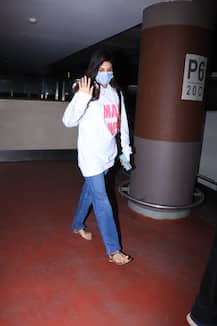 भाई Showik Chakraborty और पापा के साथ एयरपोर्ट पर नज़र आईं Rhea Chakraborty, देखें तस्वीरें