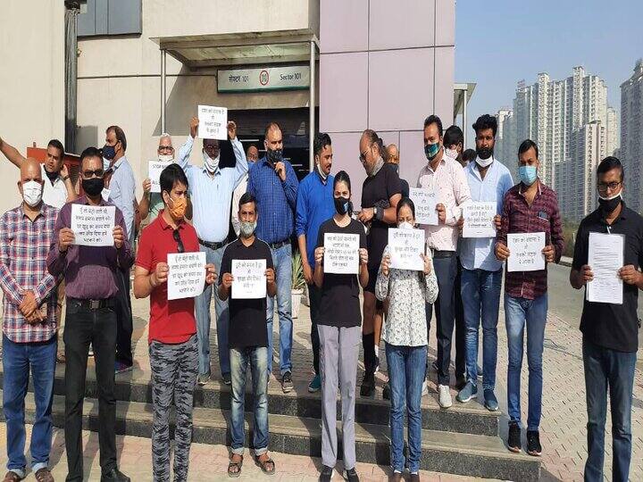 Metro Aqua Line के 10 स्टेशनों पर मेट्रो नहीं रुकने से नाराज लोगों ने किया प्रदर्शन, जानिए कैसे हो रही है परेशानी Metro: People protested at the 10 stations of Aqua Line due to non-stop of the metro.. Know why the metro will not stop Metro Aqua Line के 10 स्टेशनों पर मेट्रो नहीं रुकने से नाराज लोगों ने किया प्रदर्शन, जानिए कैसे हो रही है परेशानी