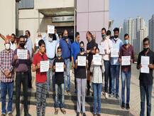 Metro Aqua Line के 10 स्टेशनों पर मेट्रो नहीं रुकने से नाराज लोगों ने किया प्रदर्शन, जानिए कैसे हो रही है परेशानी