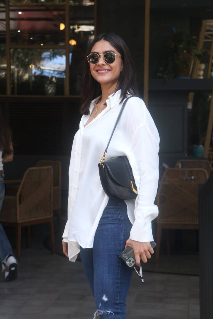 Mrunal Thakur को आप सुपर 30 में ऋतिक रोशन के साथ देख चुके हैं.
