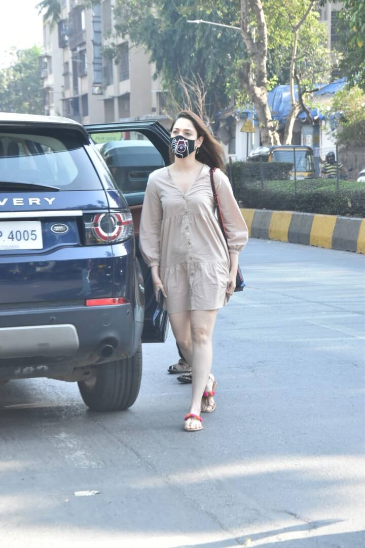 कुछ इस अंदाज में तमन्ना जब गाड़ी से बाहर निकलीं तो वहां देखने वाले उनपर से नज़रें नही हटा पाए.