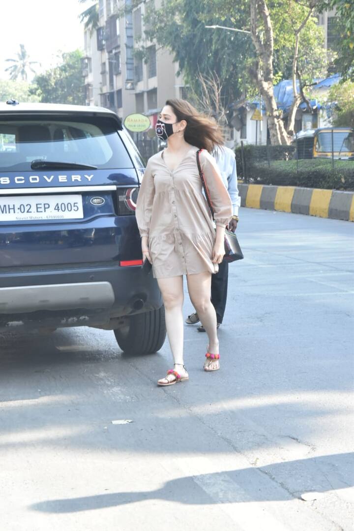 लाइट ब्राउन कलर के ड्रेस में तमन्ना भाटिया काफी खूबसूरतत नज़र आ रही थीं.