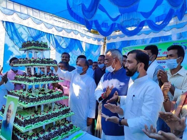 70-pound cake cut on Bihar CM Nitish Kumar's birthday ann बिहार के CM नीतीश कुमार के जन्मदिन पर काटा गया 70 पाउंड का केक