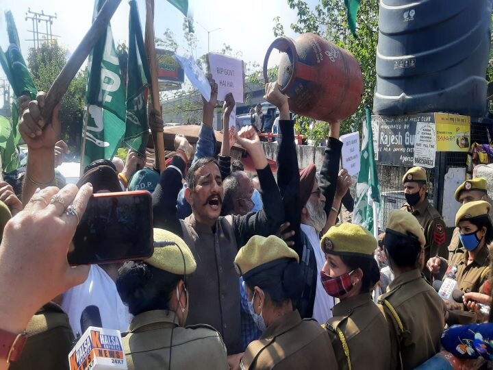 PDP protests against increased prices of petrol, diesel and cooking gas in Jammu ANN जम्मू: पेट्रोल, डीजल और रसोई गैस के बढ़े दाम के खिलाफ PDP ने प्रदर्शन कर कहा- मोदी सरकार ने लोगों को महंगाई का करंट दिया