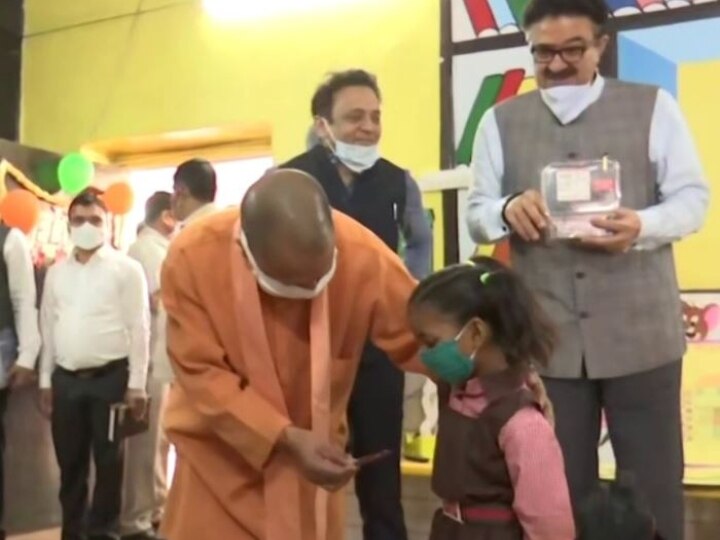 Schools Reopens in UP after 11 months, CM Yogi came to meet the children with chocolate UP School Reopen: 11 महीने बाद खुले स्कूल, चॉकलेट लेकर बच्चों से मिलने पहुंचे सीएम योगी