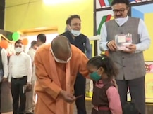 UP School Reopen: 11 महीने बाद खुले स्कूल, चॉकलेट लेकर बच्चों से मिलने पहुंचे सीएम योगी