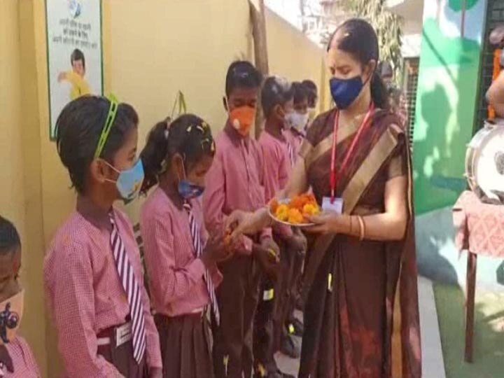 Primary school reopen in Uttar pradesh ann यूपी में खुले एक से पांचवीं तक के विद्यालय, कहीं गुब्बारे तो कहीं पुष्पवर्षा कर बच्चों का किया स्वागत