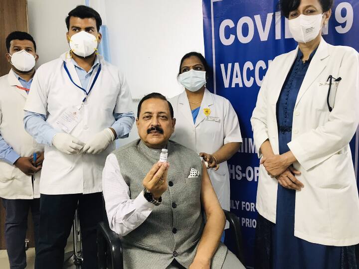 दिल्ली के एम्स में केंद्रीय मंत्री डॉ जितेंद्र सिंह ने भी कोरोना वैक्सीन का टीका लिया.