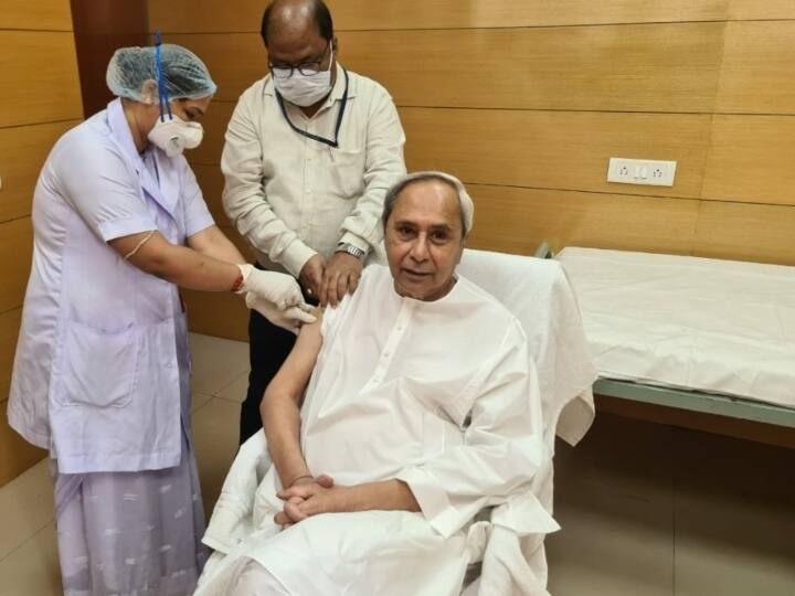 ओडिशा के मुख्यमंत्री नवीन पटनायक ने भी कोरोना वैक्सीन की पहली डोज लगवाई. पटनायक ने वैक्सीन लेते हुए फोटो ट्वीट कर लिखा, ''आज कोविड-19 का टीका लगवाया. वैज्ञानिकों, स्वास्थ्य कर्मियों का समय से मुकाबला करते हुए लोगों तक टीका पहुंचाने के लिए किए गए प्रयासों को लेकर आभारी हूं.''