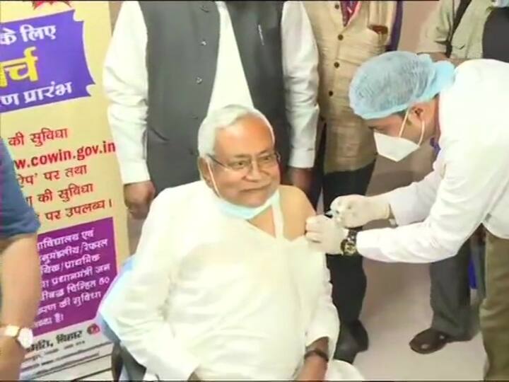 बिहार के मुख्यमंत्री नीतीश कुमार ने भी कोरोना का टीका लगवाया. नीतीस कुमार का आज जन्म दिन है. नीतीश कुमार ने पटना के IGIMS में वैक्सीन लगवाया.