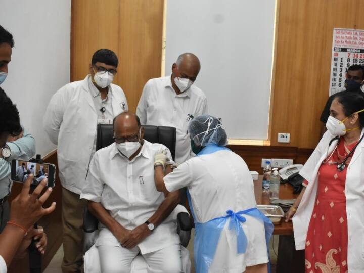 एनसीपी प्रमुख शरद पवार ने लगवाई वैक्सीन. वैक्सीन लगवाने के बाद शरद पवार ने ट्वीट कर कहा कि मैंने आज सर जेजे अस्पताल, मुंबई में कोरोना के टीके की पहली खुराक ली.