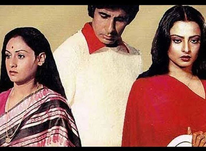 अमिताभ बच्चन- रेखा और जया बच्चन : बॉलीवुड के सबसे चर्चित अफेयर्स में से एक था बिग बी और रेखा का अफेयर. ख़बरों की मानें तो रेखा और अमिताभ फिल्म ‘दो अनजाने’ के सेट्स पर एक-दूसरे के बेहद करीब आ गए थे. रेखा से बढ़ती करीबी के कारण अमिताभ की शादी भी खतरे में पड़ गई थी. हालांकि, फिल्म ‘सिलसिला’ में अमिताभ और रेखा को आखिर बार साथ-साथ देखा गया था. कहते हैं इसके बाद से ही दोनों के रास्ते जुदा हो गए थे.
