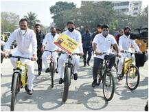 महाराष्ट्र: पेट्रोल-डीजल की बढ़ती कीमतों के विरोध में साइकिल से विधानसभा पहुंचे कांग्रेस के नेता