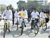 महाराष्ट्र: पेट्रोल-डीजल की बढ़ती कीमतों के विरोध में साइकिल से विधानसभा पहुंचे कांग्रेस के नेता