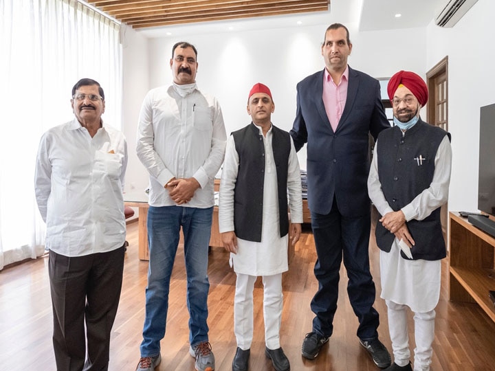 lucknow the great khali meet akhilesh yadav in lucknow समाजवादी पार्टी के राष्ट्रीय अध्यक्ष अखिलेश यादव से मिले 'द ग्रेट खली', देखें तस्वीर