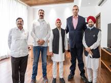 समाजवादी पार्टी के राष्ट्रीय अध्यक्ष अखिलेश यादव से मिले 'द ग्रेट खली', देखें तस्वीर