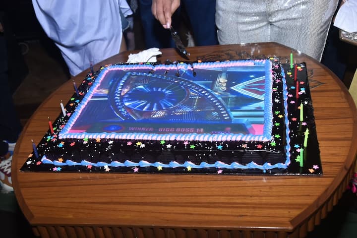 केक की थीम भी बिग बॉस रखी गई और राखी के साथ उनके सभी दोस्तों ने केक काटकर जश्न मनाया. 
