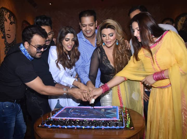 एंटरटेनमेंट क्वीन राखी सावंत ने मुंबई में अपने बिग बॉस साथियों के लिए पार्टी दी. इस पार्टी में बिग बॉस 14 के कई कंटेस्टेंट पहुंचे और एन्जॉय किया.