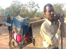 बिहार में खाट पर स्वास्थ्य व्यवस्था! ऑपरेशन के बाद मरीज को चारपाई पर लाद कर लेकर गए परिजन, जानें- क्यों?